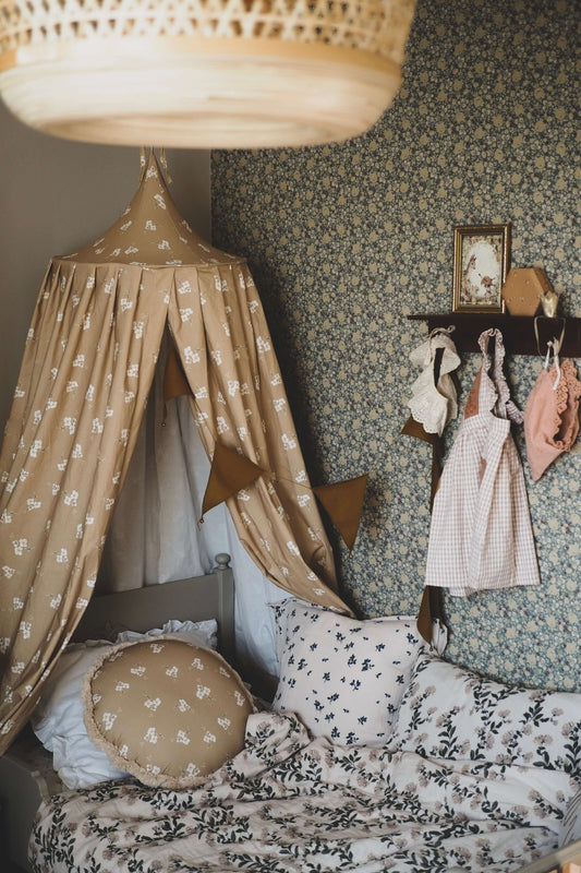 Matuu – Retro Small Green Flower wallpaper on wall behind cozy reading nook with rattan chair