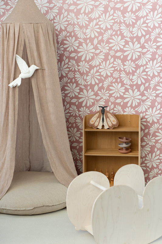 Matuu Beige Fine Stripes muslin crib canopy styled with balloons – cozy kids’ room corner