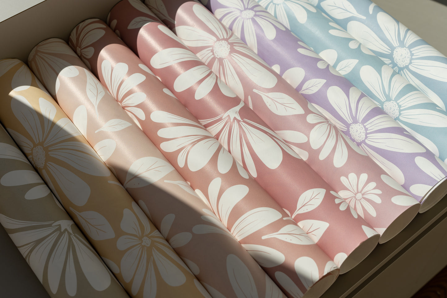 Daisy Bloom – olijfgroen bloemenbehang