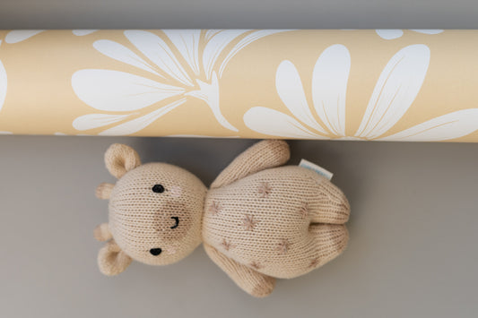 Daisy Bloom - warm yellow wallpaper