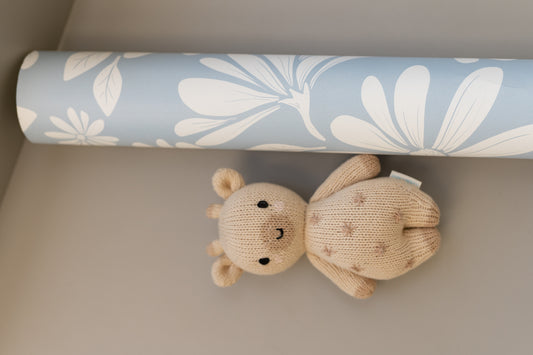 Daisy Bloom – Fog Blue Floral Wallpaper