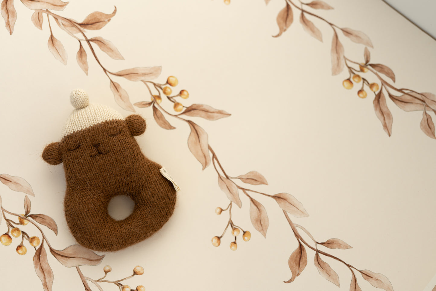 Brown Leaf Garland – crèmekleurig botanisch vliesbehang