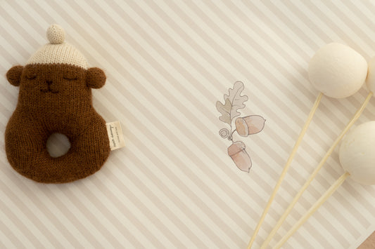 Rolled wallpaper in grey beige with acorns – non-woven, Matuu