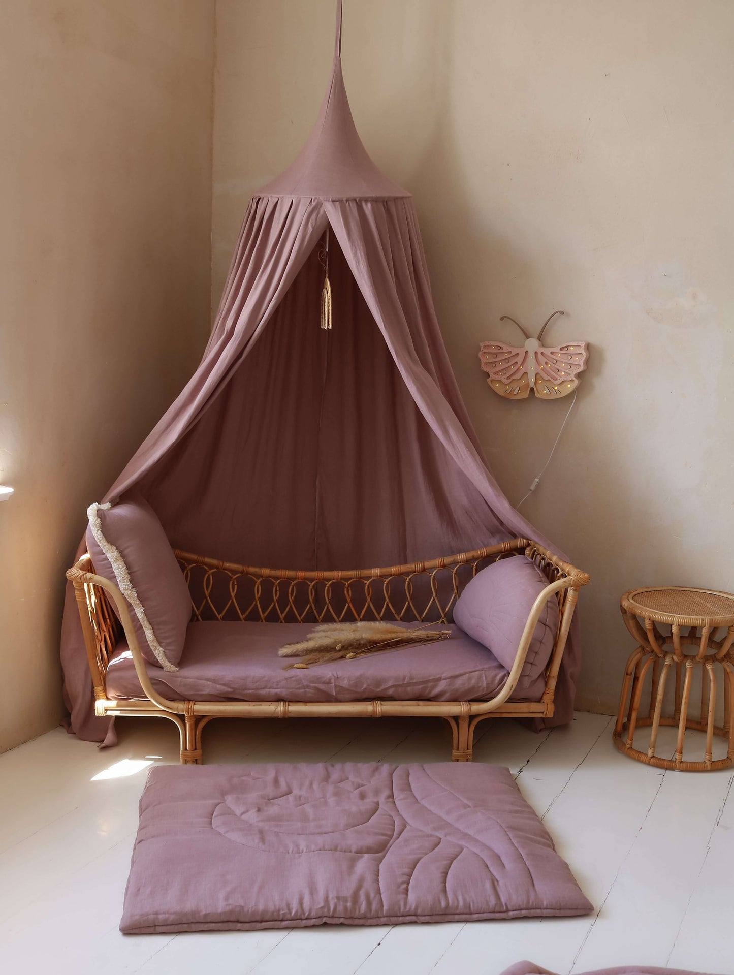 Lila linnen bedhemel in kinderkamer | Matuu