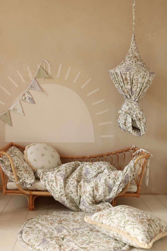 Bloemen Bedhemel - May garden - romantische meituin bloemen op wit | Matuu