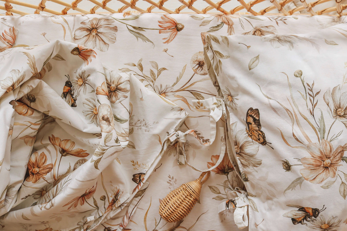 Beddengoed set | Dekbedovertrek and kussensloop - gouden weide bloemen op wit | Matuu