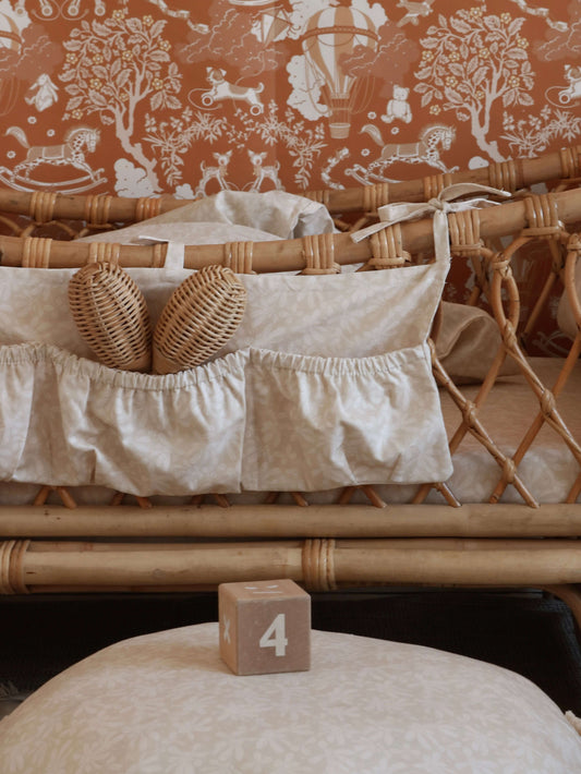 Matuu “Berberys – Ecru” bed pocket on a natural crib – delicate ecru tones with a calm, nature-inspired look for the nursery.
