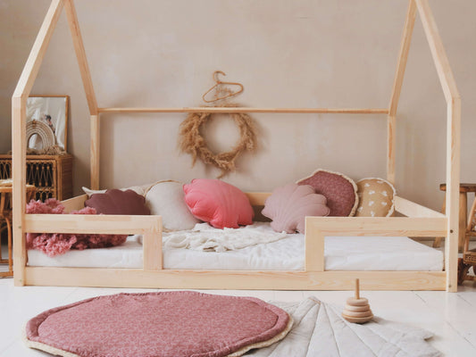 Matuu - Burgundy barberries - baby play mat, round boxkleed