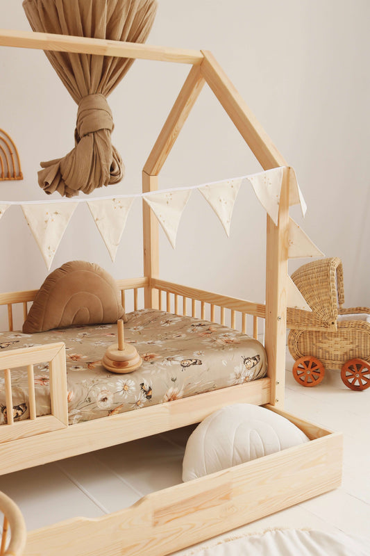 Hoeslaken - gouden weide bloemen op karamel | Matuu