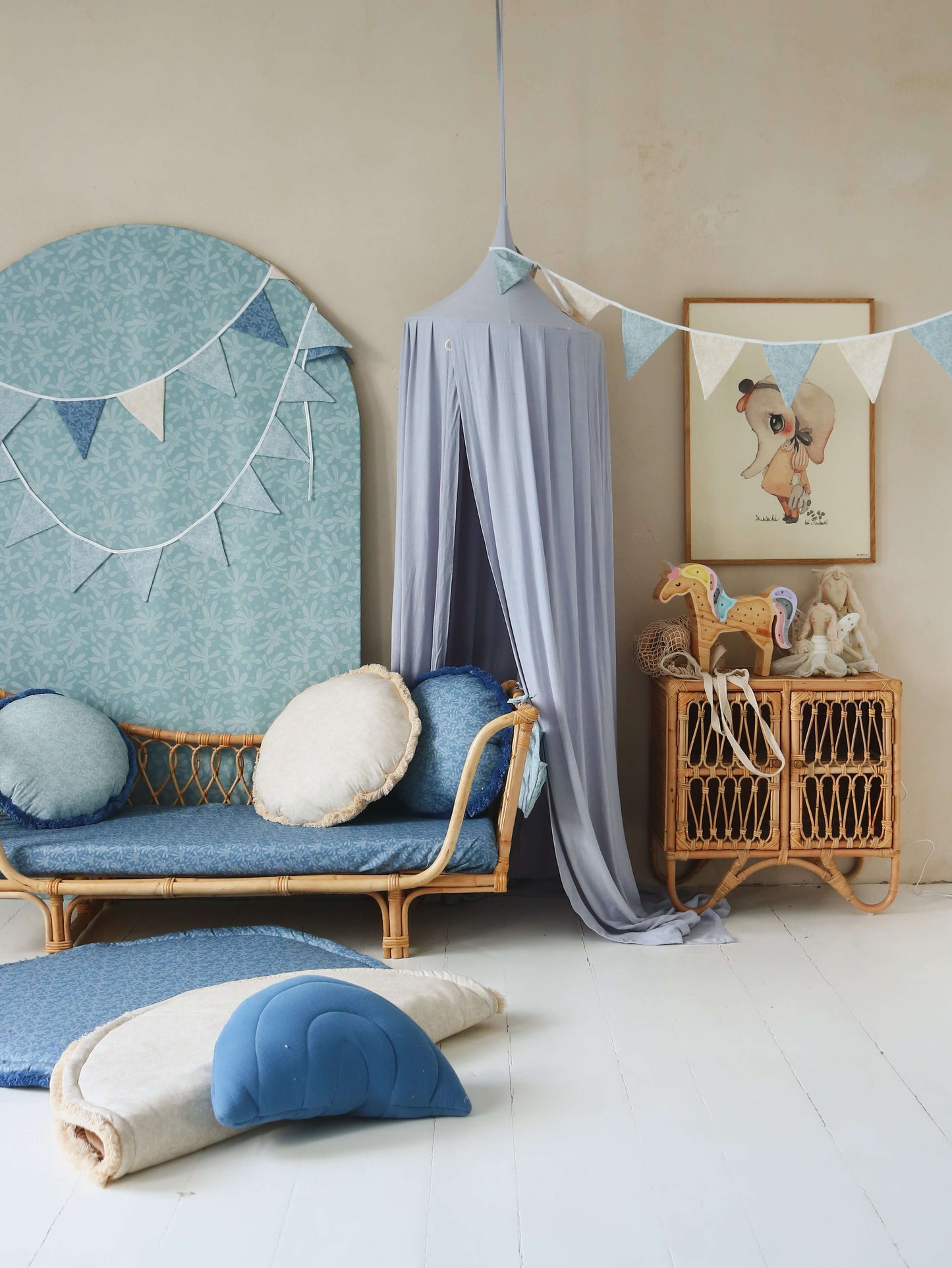 Blauwe linnen bedhemel in kinderkamer | Matuu