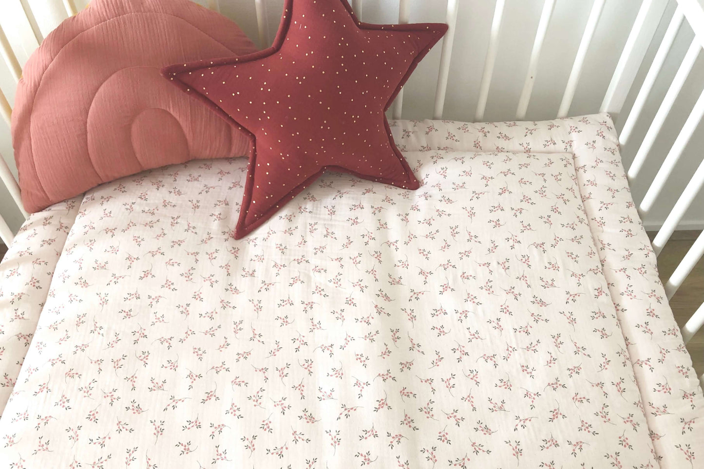 Boxkleed / speelkleed - Pinky natural - stofroze met kleine bloemen | Matuu