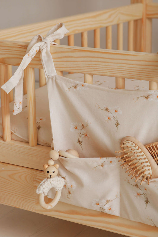 Matuu “Ecru Small Flowers” crib organizer on a natural wooden bed – gentle color palette and floral charm for a calm and cozy space.