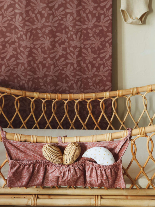 Matuu “Berberys – Burgundy” bed pocket on a natural wooden crib – rich tones and delicate pattern for stylish baby storage