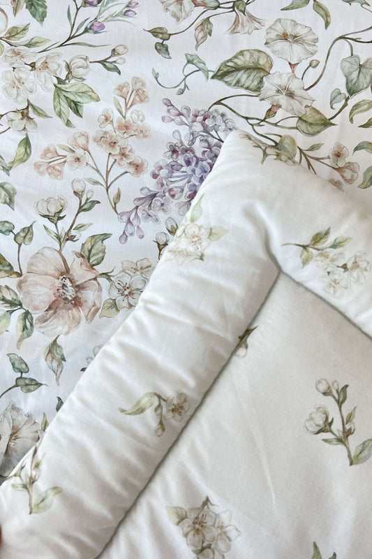 Bloemen boxkleed / speelkleed - May garden - meituin bloemen op wit | Matuu