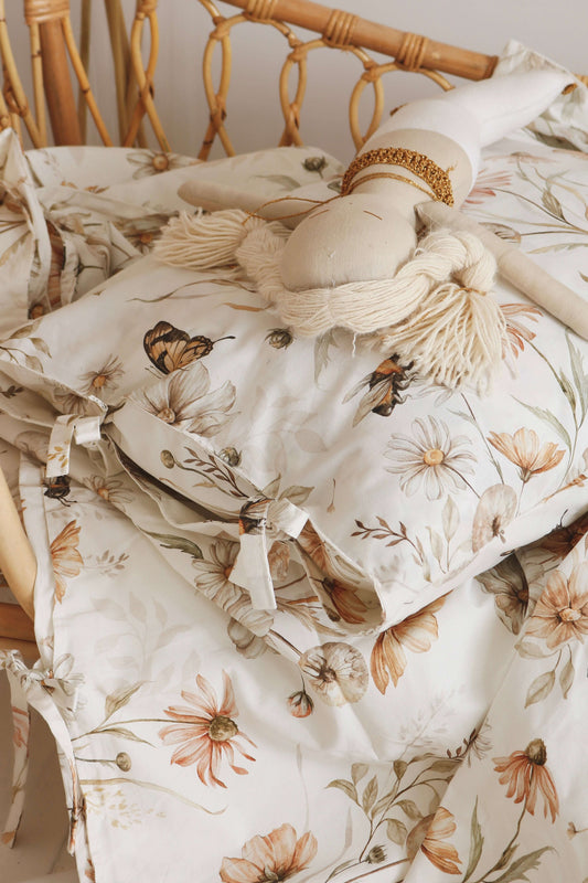 Beddengoed set | Dekbedovertrek and kussensloop - gouden weide bloemen op wit | Matuu