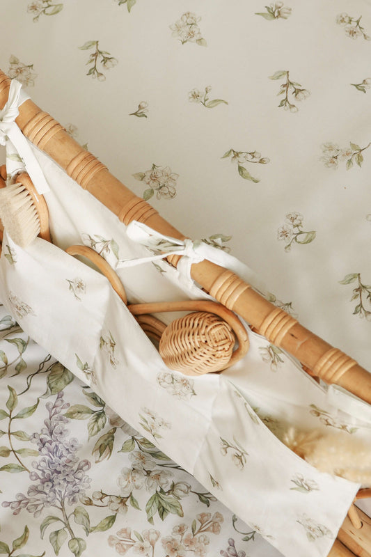 Top view of Matuu crib with “Apple Blossom on White” organizer – neat and airy layout, perfect for a serene nursery setup.