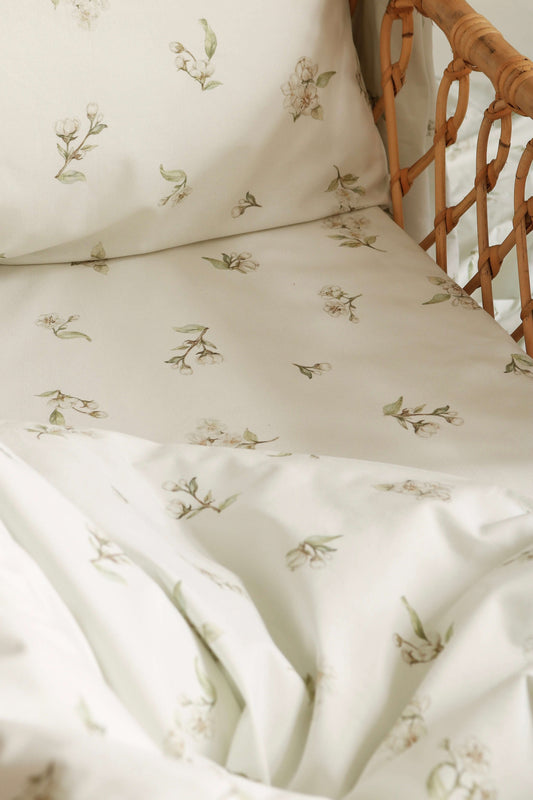 Hoeslaken - Appelbloesem bloemen op wit | Matuu