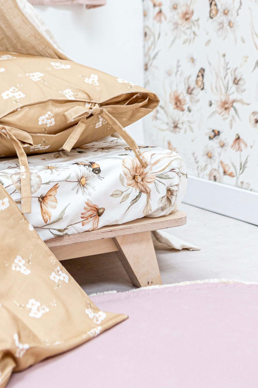 Matuu - Gold meadow on white - fitted sheet, hoeslaken