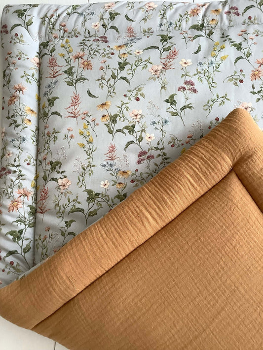 Matuu - Grey flowers & carmel - muslin box rug (boxkleed), quilt baby blanket, play mat