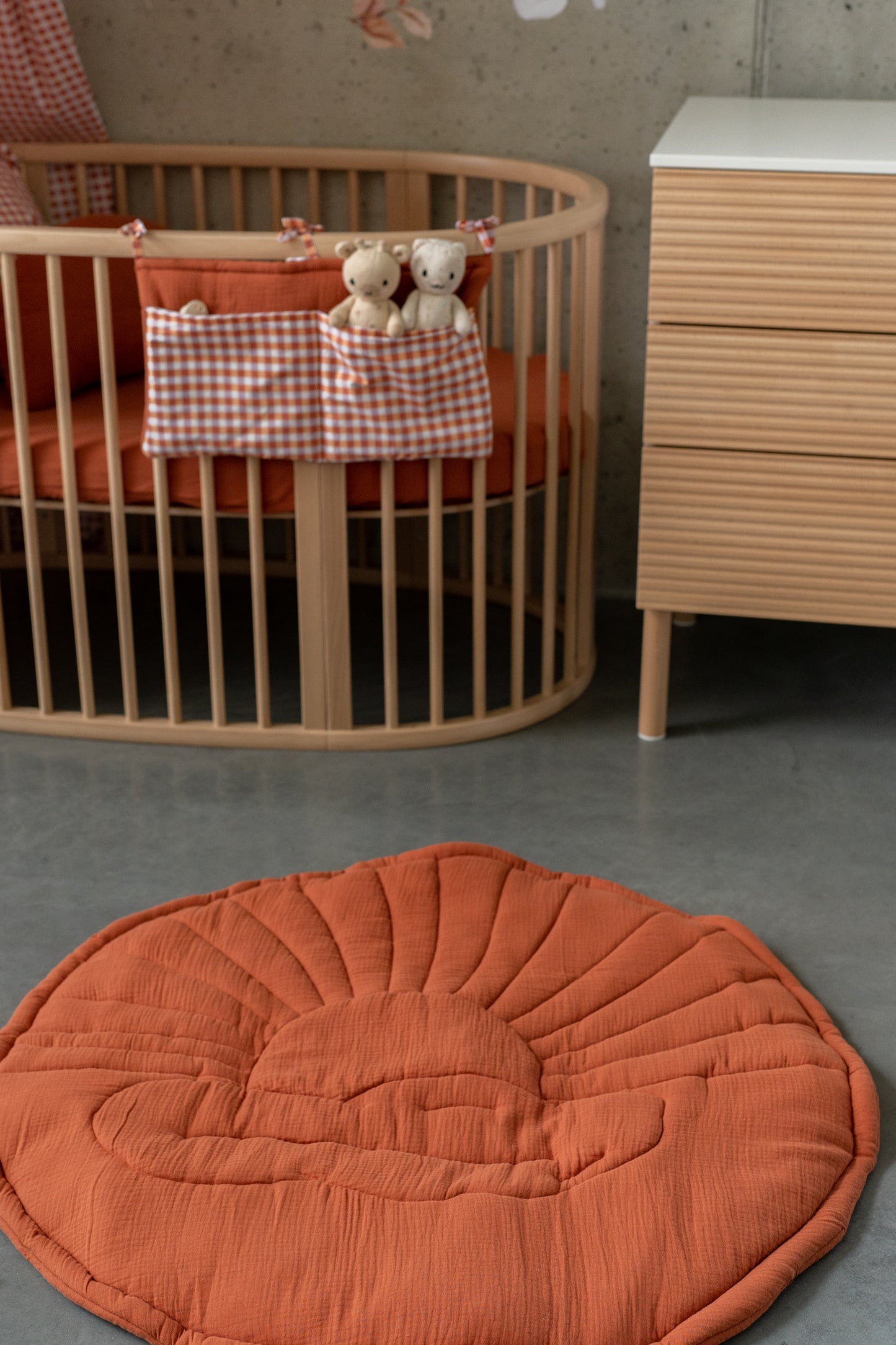 Roestkleurige Zon-  mousline baby speelmat, boxkleed