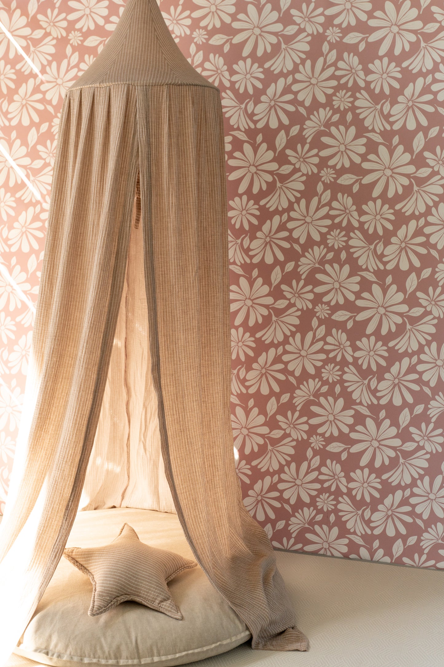 Daisy Bloom – blush bruin bloemenbehang