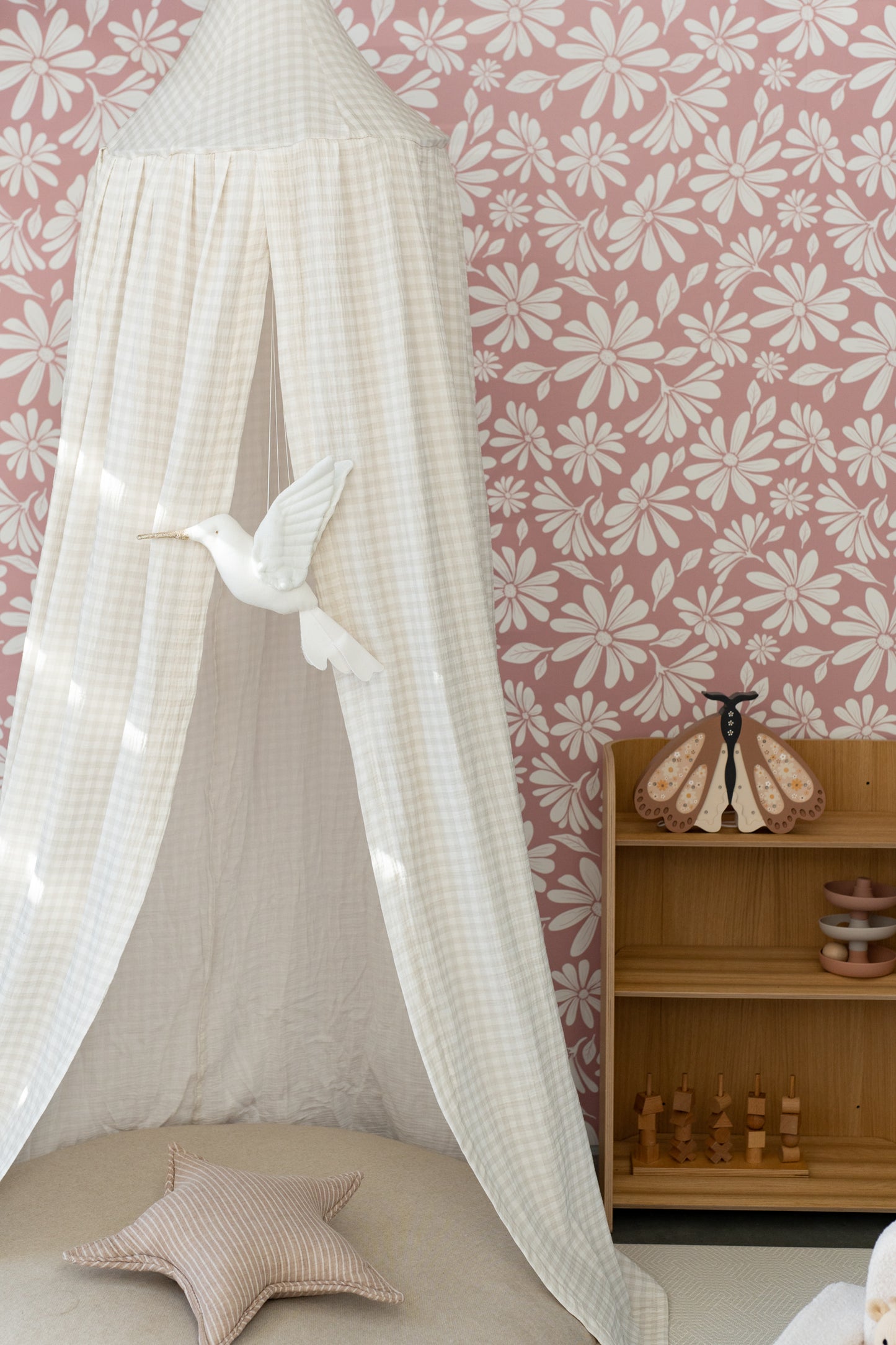 Matuu Daisy Bloom blush pink floral wallpaper in nursery – cozy wall decor