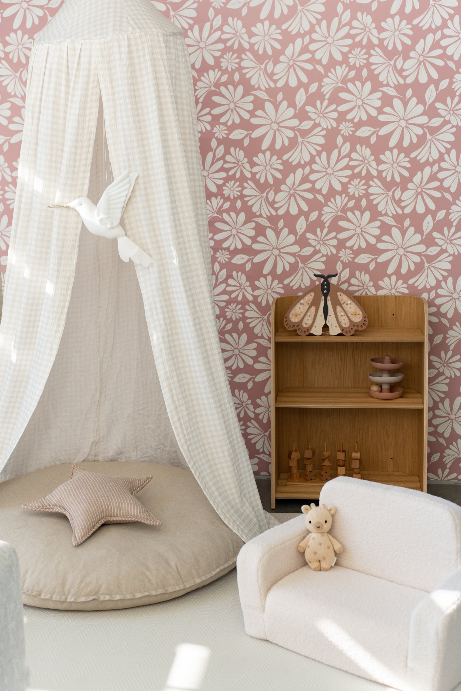 Matuu Daisy Bloom blush pink floral wallpaper in kids’ room with canopy