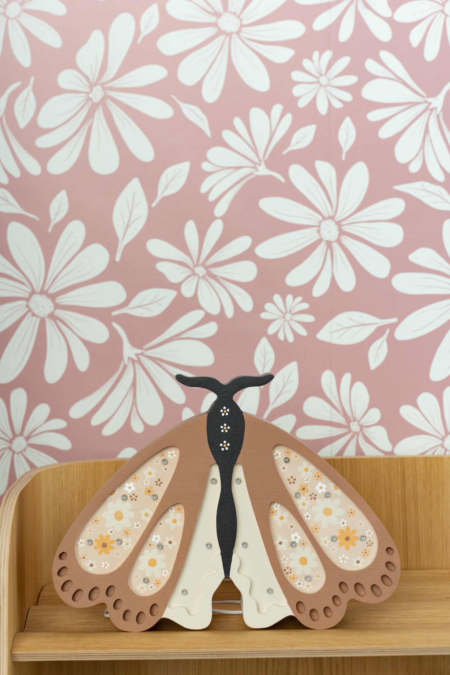 Matuu Daisy Bloom blush pink floral wallpaper on wall – daisy flower design