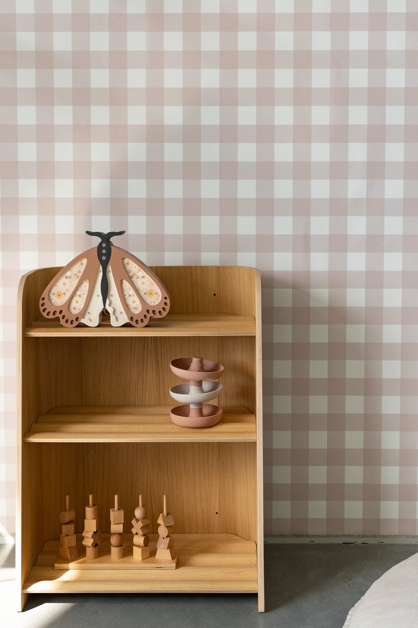 Matuu Cream Picnic cream gingham wallpaper with wooden shelf – cozy kids’ room wall decor
