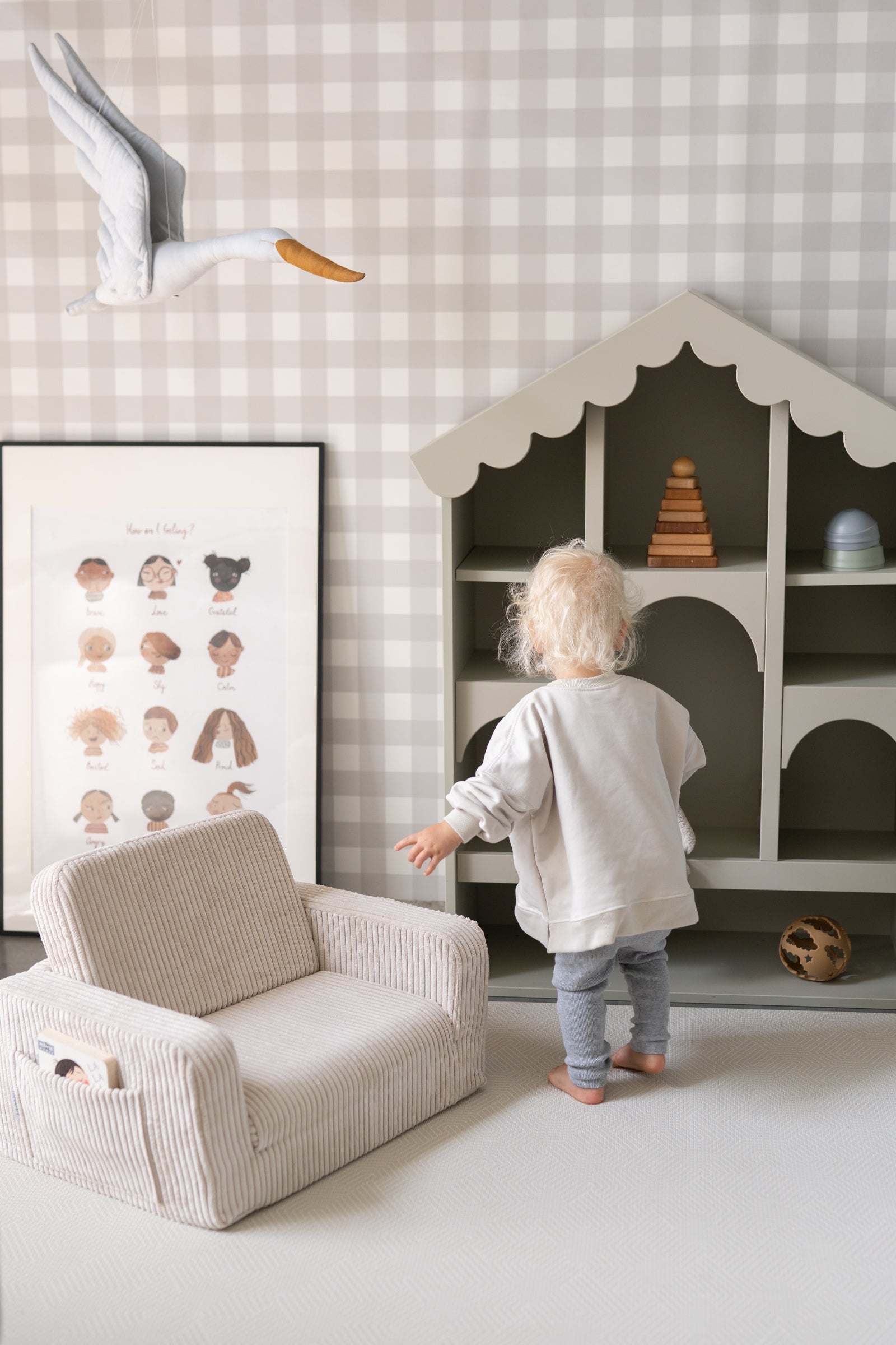 Matuu Woodland Gingham moss green checks wallpaper in children’s room – playful interior style
