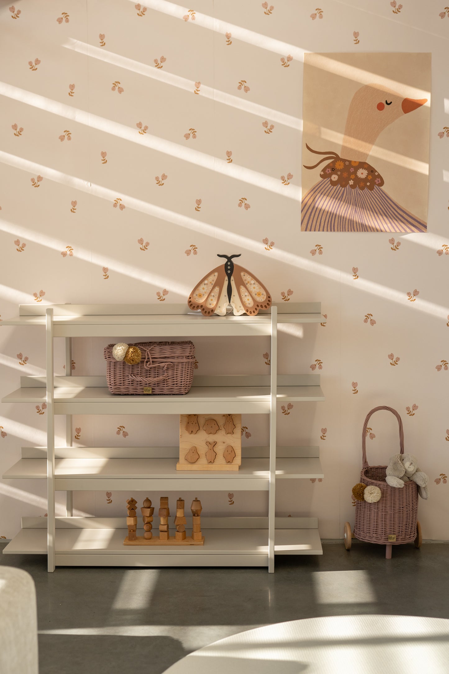 Little Buds – delicate flower wallpaper