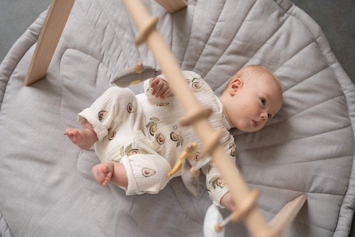 Light grey Sun - round linen baby play mat, boxkleed