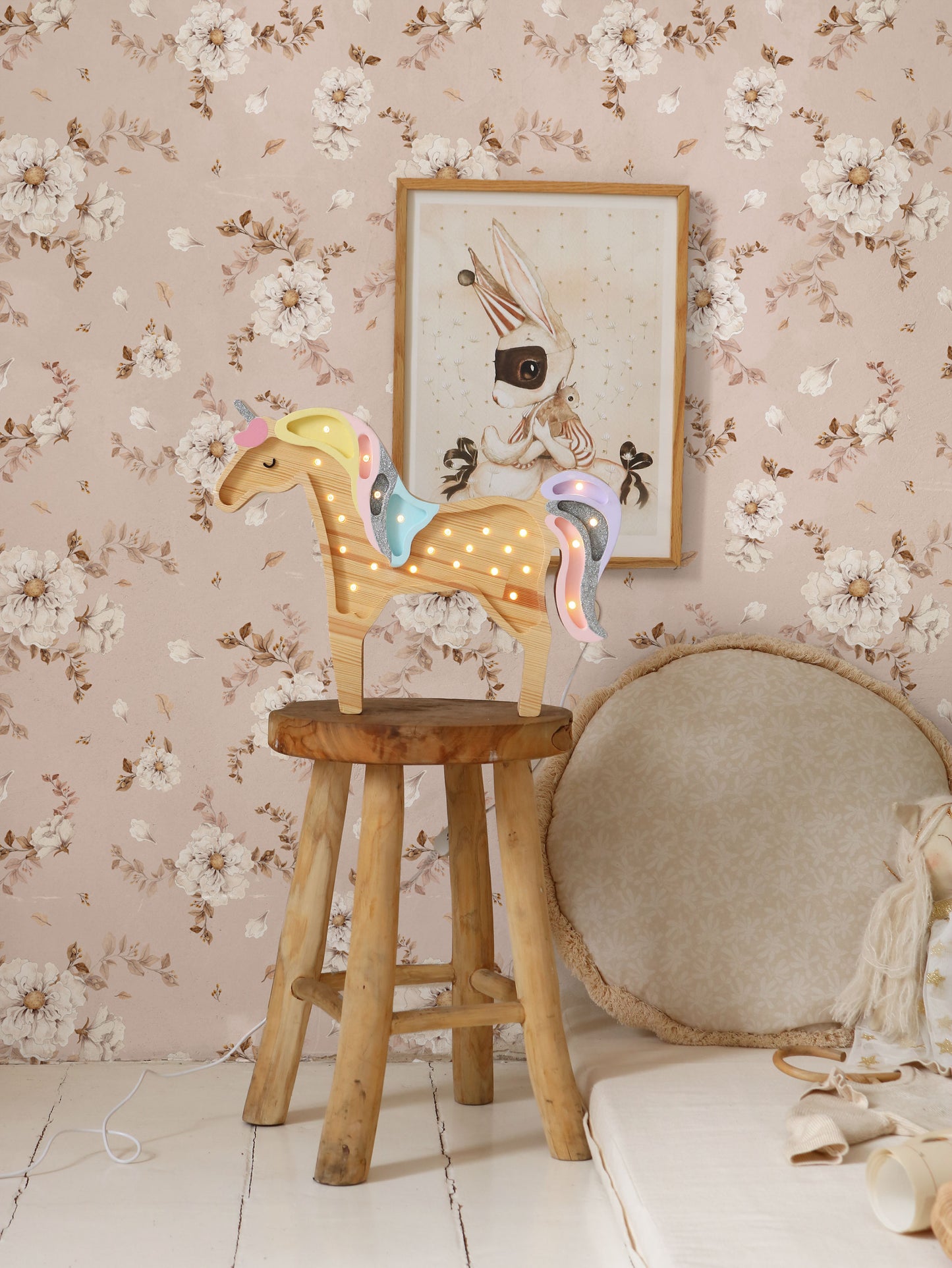 Wild roses on dusty pink - floral wallpaper – Matuu