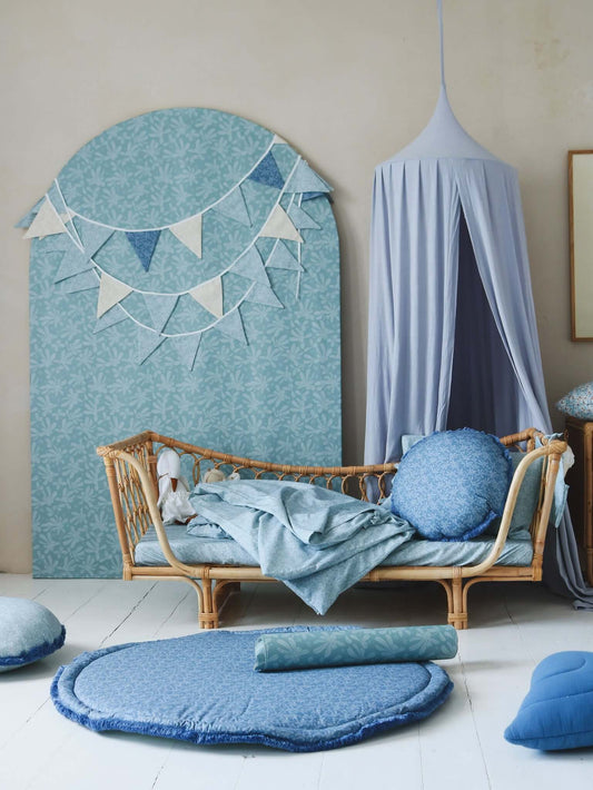 Blauwe linnen bedhemel in kinderkamer | Matuu