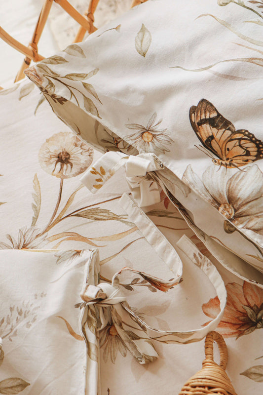 Beddengoed set | Dekbedovertrek and kussensloop - gouden weide bloemen op wit | Matuu