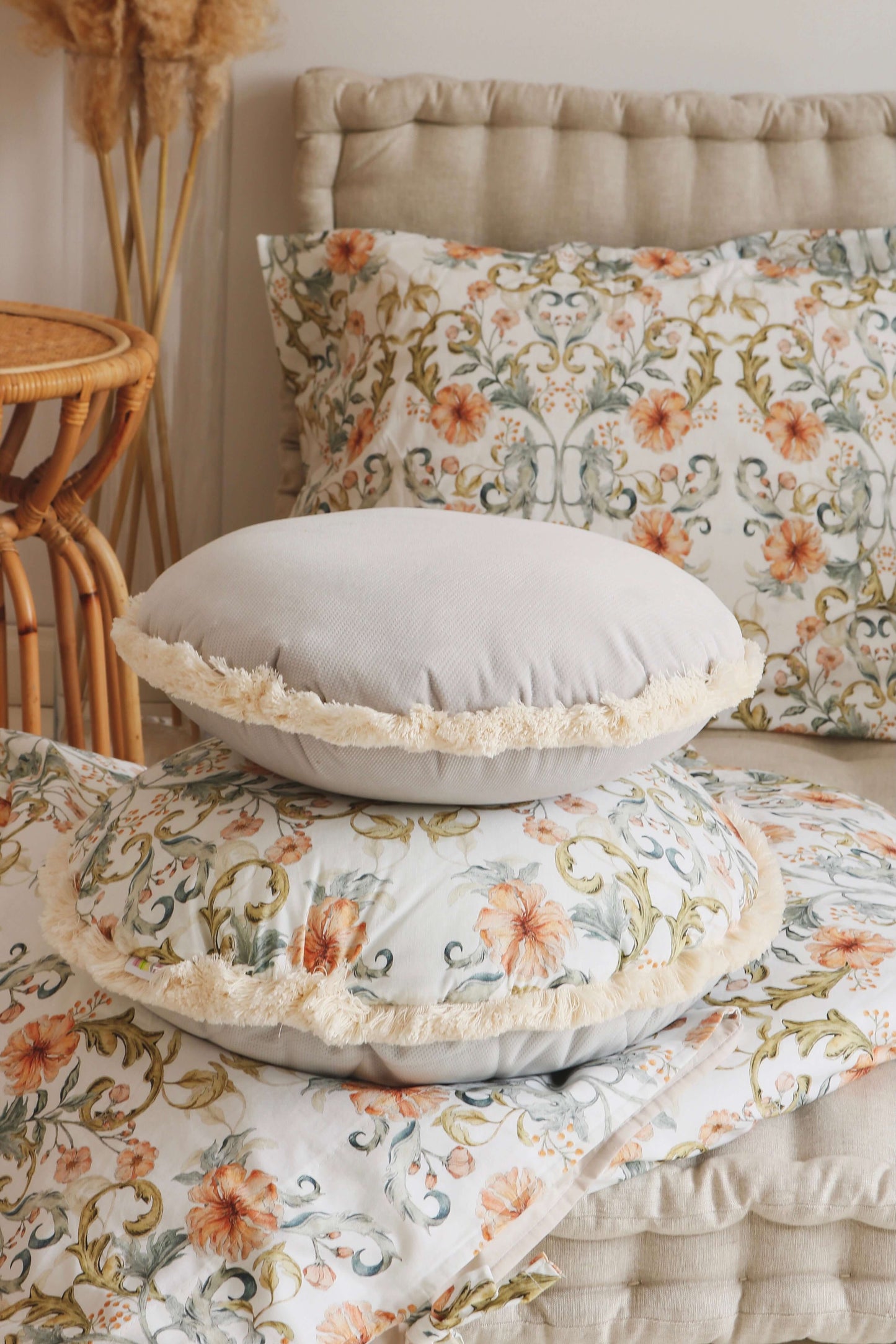 Matuu - Tangles flower & Grey  - round pillow