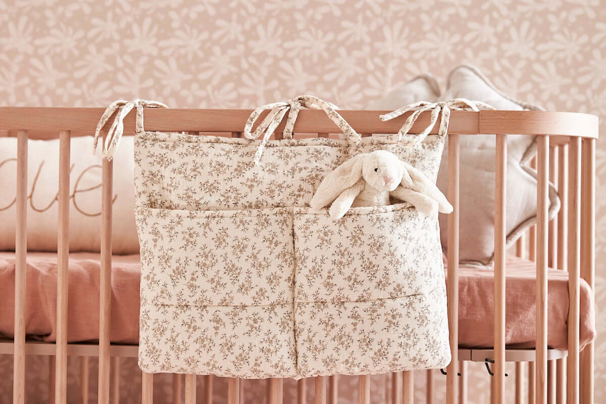 Matuu Neutral Retro Flowers crib organizer – quilted bed pocket with delicate retro floral print in soft beige tones.