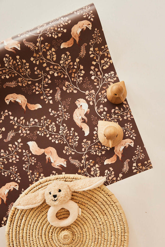Behang - Speelse vossen op bruin - boho chic style | Matuu