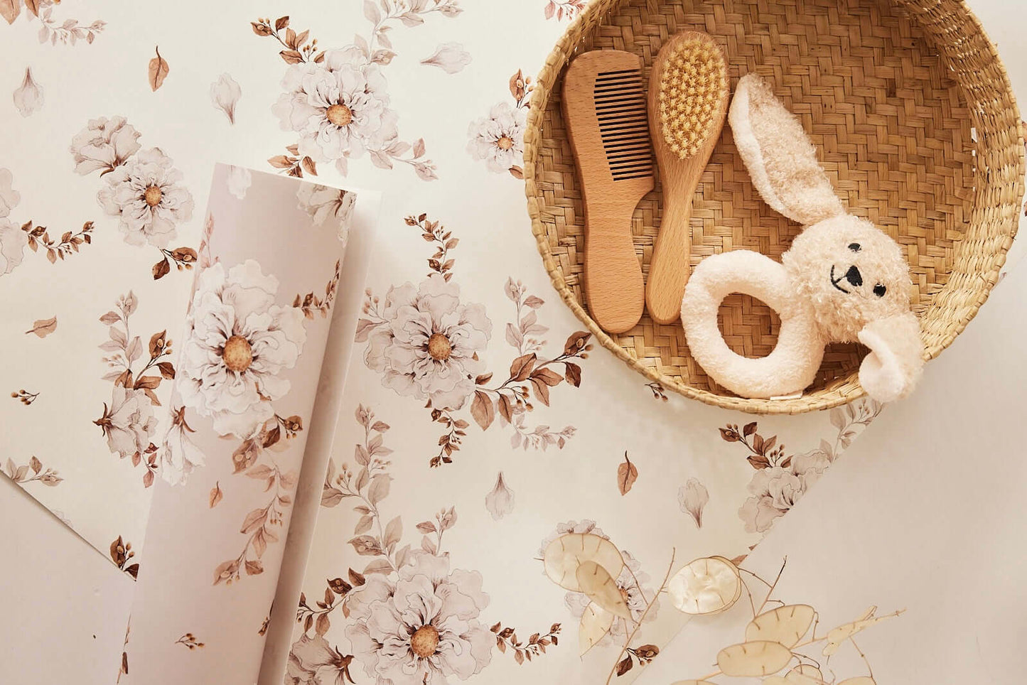 Wild roses on dusty pink - floral wallpaper – Matuu